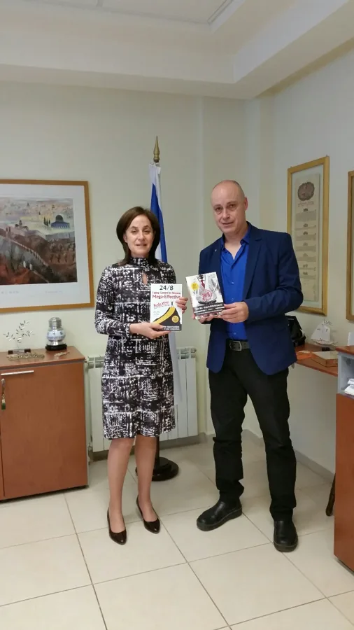 מציג הספר לשגרירת ישראל ביוון